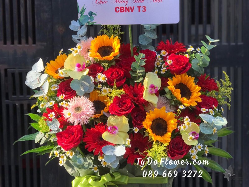 G03241385 GIỎ HOA CHÚC MỪNG SINH NHẬT thiết kế chủ đạo Hoa Hồng Đỏ, Hướng Dương