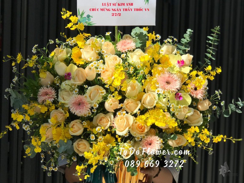 G03241389 GIỎ HOA CHÚC MỪNG NGÀY THẦY THUỐC VN thiết kế tone màu vàng, chủ đạo Hoa Hồng Cam Trứng, Lan Vũ Nữ