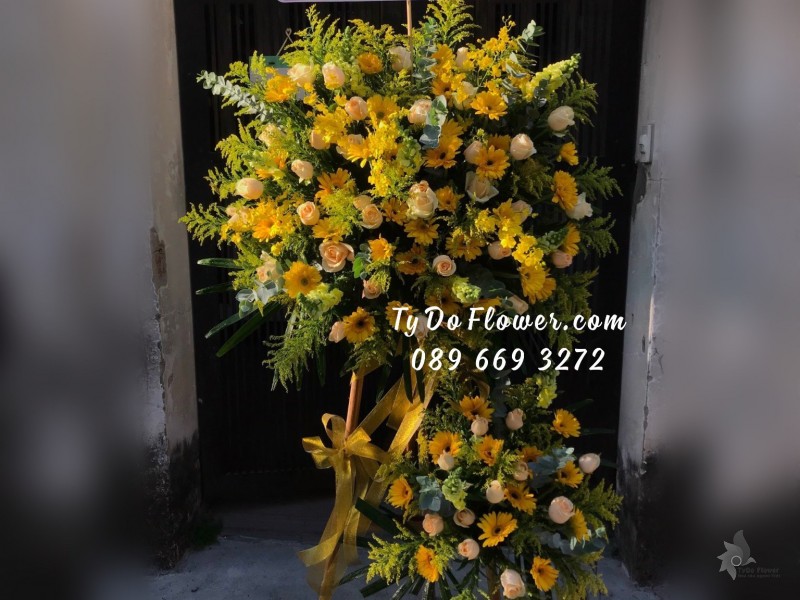 KCM03241390 KỆ HOA CHÚC MỪNG NGÀY THẦY THUỐC VN thiết kế tone màu vàng