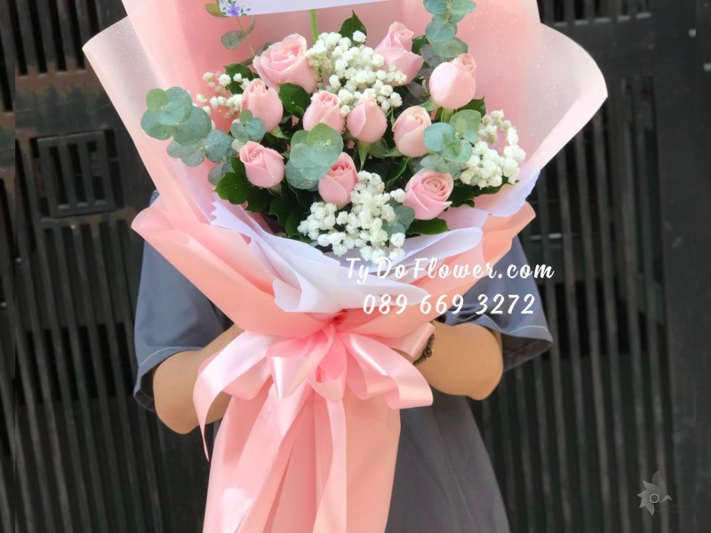 B03241391 BÓ HOA CHÚC MỪNG SINH NHẬT thiết kế Hoa Hồng Kem Dâu