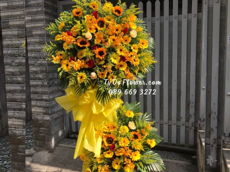 KCM03241396 KỆ HOA CHÚC MỪNG thiết kế tone màu vàng