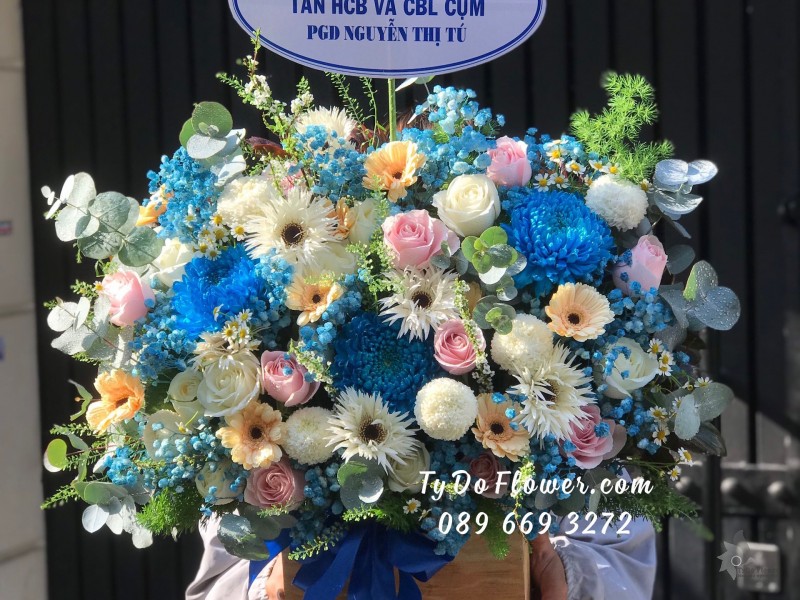 G03241398 GIỎ HOA CHÚC MỪNG NHẬN CHỨC thiết kế tone trắng xanh, điểm nhấn Cúc Mẫu Đơn Xanh Dương