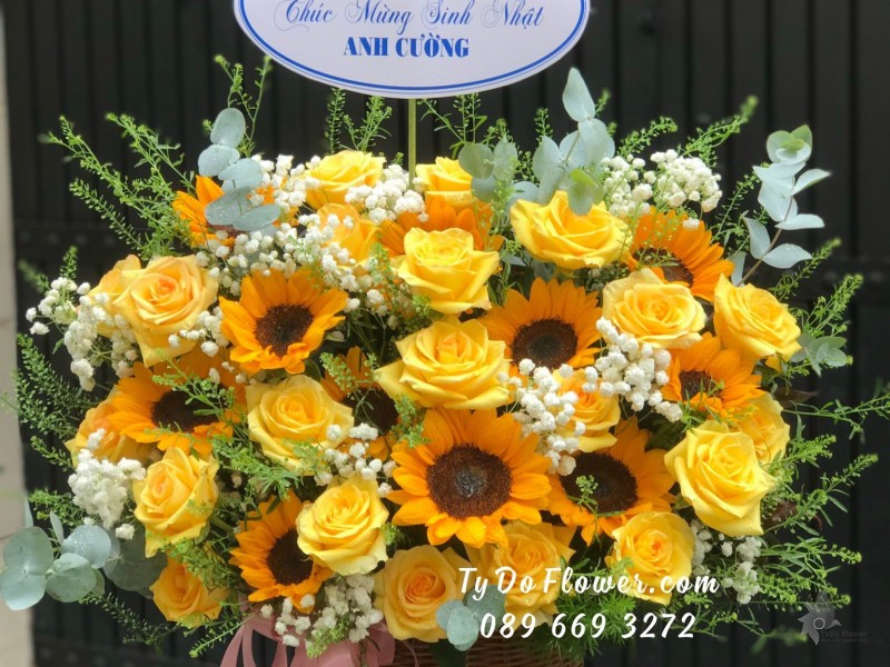 G03241399 GIỎ HOA CHÚC MỪNG SINH NHẬT thiết kế tone vàng, chủ đạo Hoa Hồng Vàng, Hoa Hướng Dương