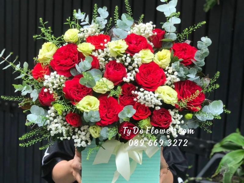 G03241403 GIỎ HOA CHÚC MỪNG thiết kế tone đỏ xanh, chủ đạo Hoa Hồng Đỏ Red Ohara Roses, Cát Tường Xanh