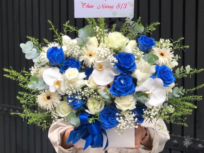 G03241405 GIỎ HOA CHÚC MỪNG thiết kế tone màu trắng xanh