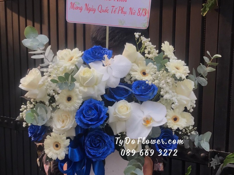 G03241408 GIỎ HOA CHÚC MỪNG 8/3 thiết kế tone màu trắng xanh