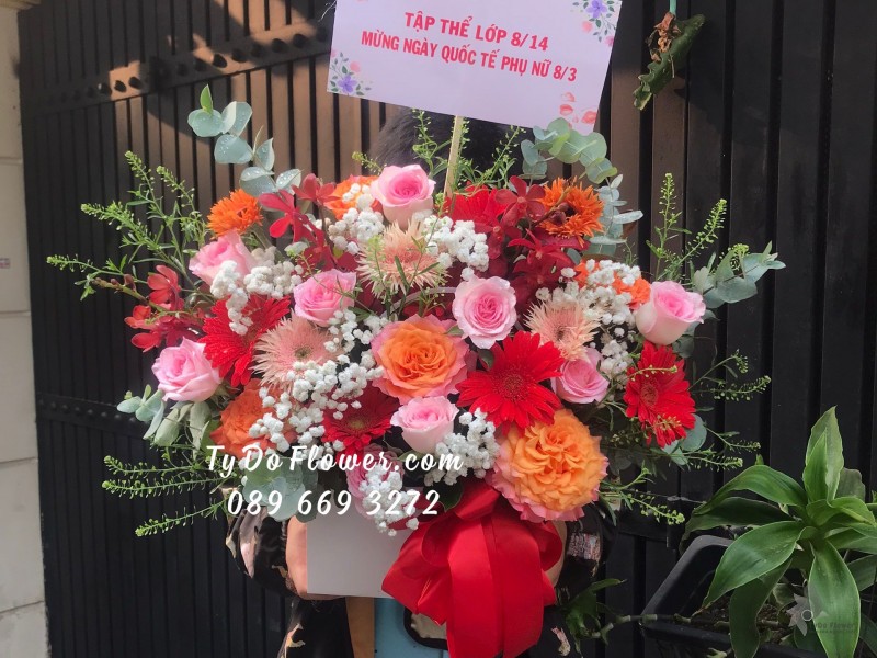 G03241409 GIỎ HOA CHÚC MỪNG 8/3 thiết kế tone màu đỏ hồng cam