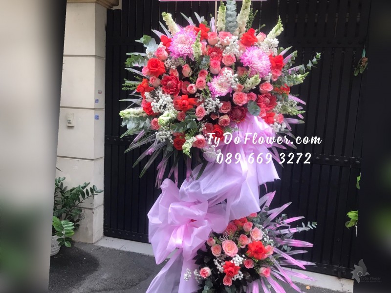 KCM03241411 KỆ HOA CHÚC MỪNG 8/3 thiết kế tone màu đỏ hồng