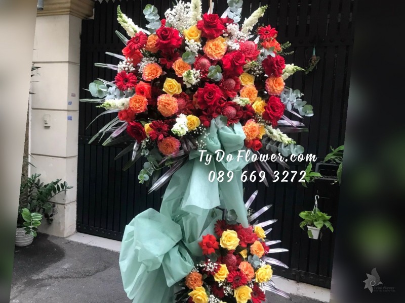 KCM03241412 KỆ HOA CHÚC MỪNG 8/3 thiết kế tone màu đỏ vàng cam