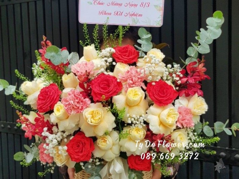 G03241413 GIỎ HOA CHÚC MỪNG 8/3 thiết kế tone màu đỏ vàng