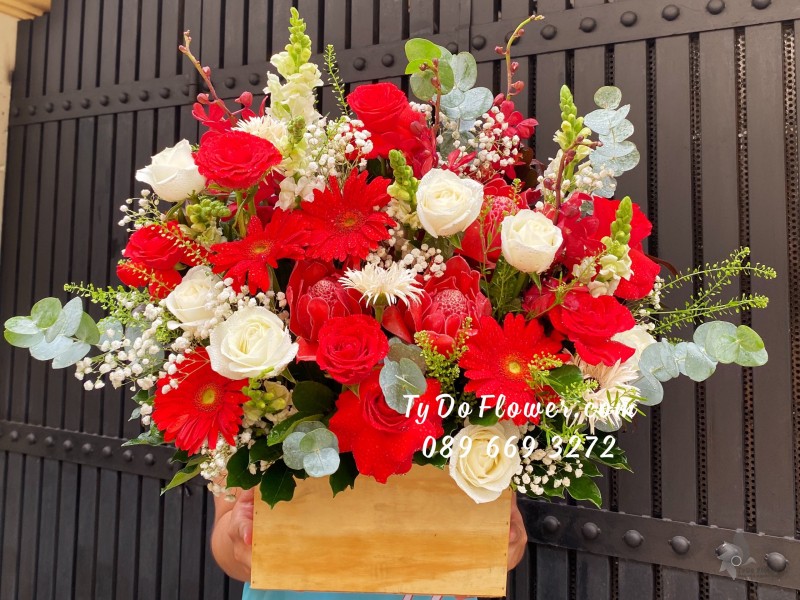 G03241414 GIỎ HOA CHÚC MỪNG thiết kế tone màu đỏ trắng