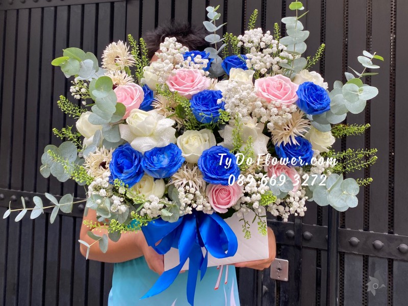 G03241415 GIỎ HOA CHÚC MỪNG thiết kế tone màu trắng hồng xanh, chủ đạo hoa hồng xanh dương