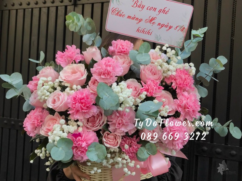 G03241416 GIỎ HOA CHÚC MỪNG MẸ 8/3 thiết kế tone màu hồng