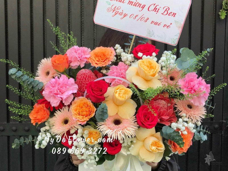 G03241418 GIỎ HOA CHÚC MỪNG 8/3 thiết kế tone màu sáng rực rỡ