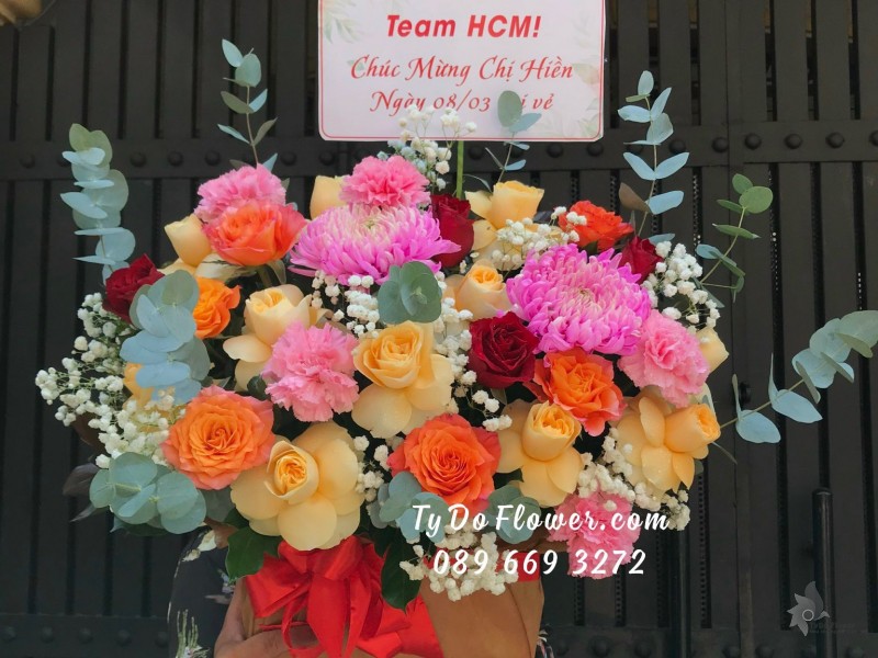 G03241422 GIỎ HOA CHÚC MỪNG 8/3 thiết kế tone màu sáng rực rỡ