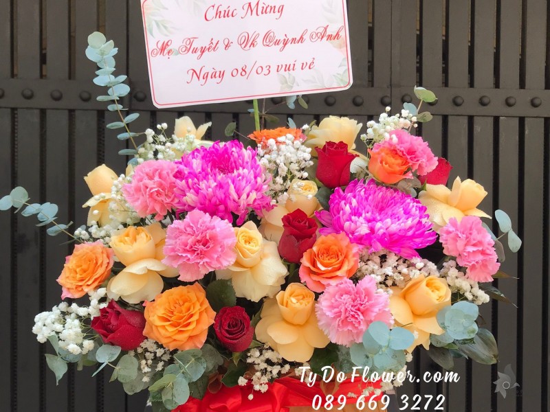 G03241423 GIỎ HOA CHÚC MỪNG 8/3 thiết kế tone màu sáng rực rỡ