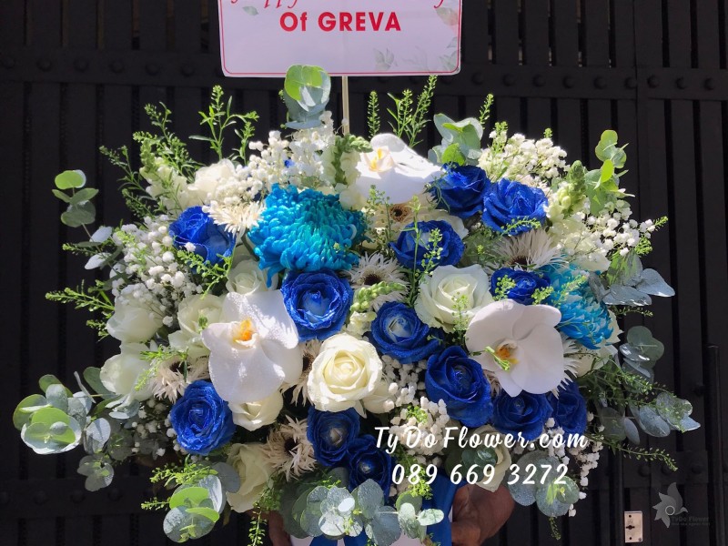 G03241425 GIỎ HOA CHÚC MỪNG Happy Womens Day thiết kế tone màu trắng xanh