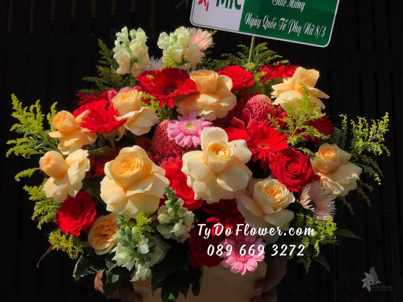 G03241426 GIỎ HOA CHÚC MỪNG 8/3 thiết kế tone màu sáng rực rỡ