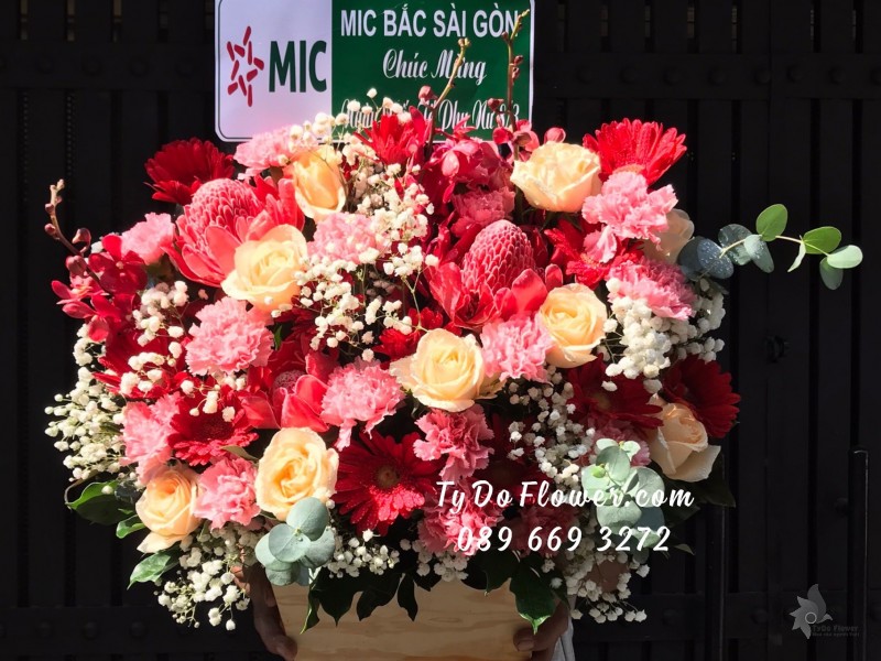 G03241427 GIỎ HOA CHÚC MỪNG 8/3 thiết kế tone màu rực rỡ