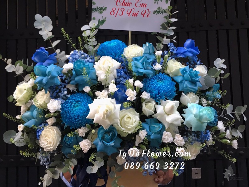 G03241429 GIỎ HOA CHÚC MỪNG 8/3 thiết kế tone màu trắng xanh