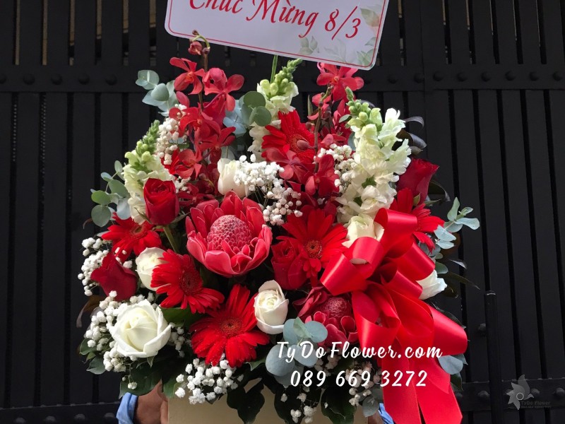 G03241430 GIỎ HOA CHÚC MỪNG 8/3 thiết kế tone màu đỏ trắng