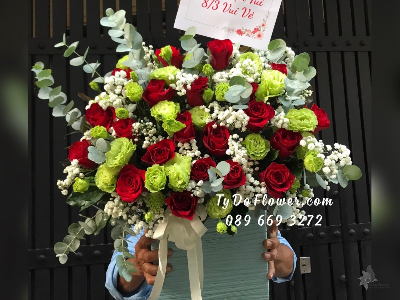 G03241432 GIỎ HOA CHÚC MỪNG 8/3 thiết kế tone màu đỏ xanh, chủ đạo Hoa Hồng Ecuador Red Roses, Hoa Cát Tường Xanh Bơ