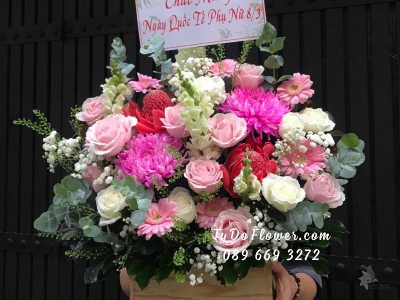 G03241434 GIỎ HOA CHÚC MỪNG 8/3 thiết kế tone màu đỏ hồng, điểm nhấn Cúc Mẫu Đơn hồng