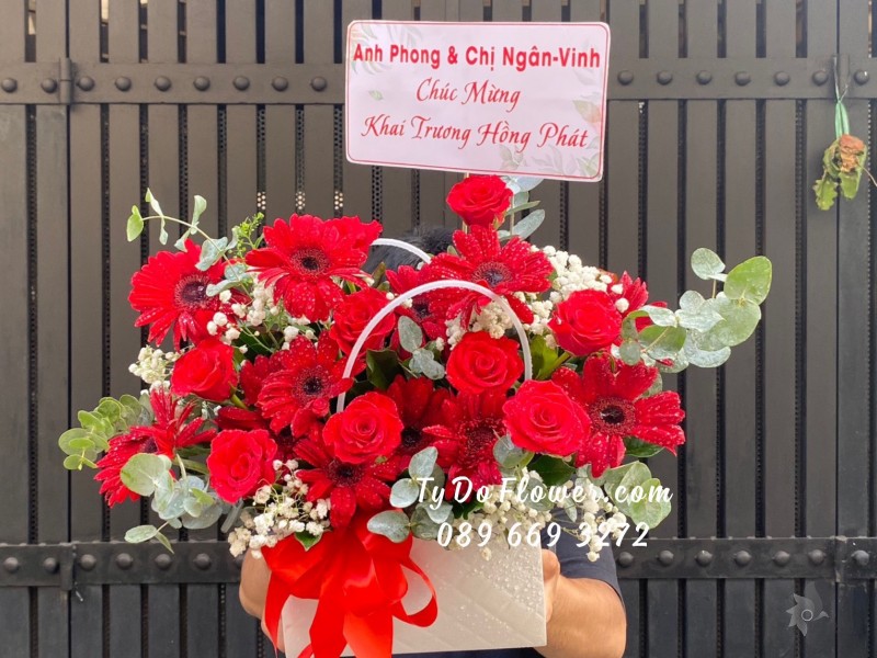 G03241438 GIỎ HOA CHÚC MỪNG KHAI TRƯƠNG HỒNG PHÁT thiết kế tone màu đỏ, chủ đạo hoa hồng đỏ và đồng tiền đỏ