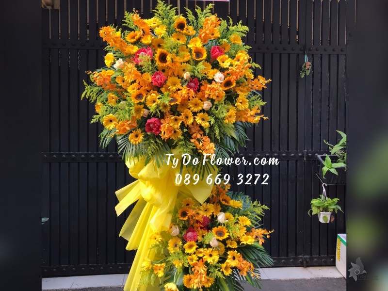 KCM03241441 KỆ HOA CHÚC MỪNG thiết kế tone màu vàng