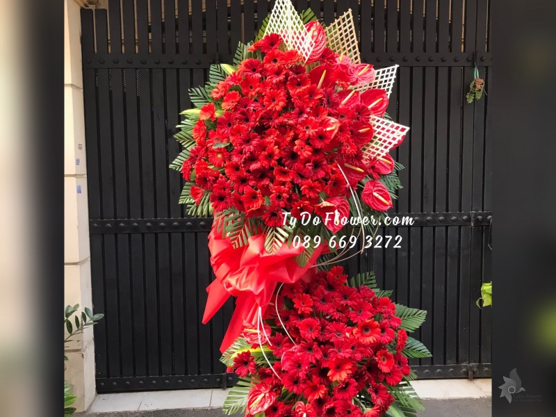 KCM03241442 KỆ HOA CHÚC MỪNG thiết kế tone màu đỏ, chủ đạo hoa đồng tiền đỏ