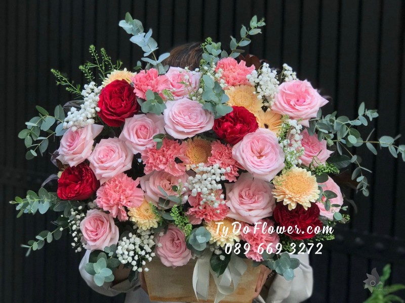 G03241443 GIỎ HOA CHÚC MỪNG thiết kế tone màu hồng, chủ đạo Hoa Hồng Ohara Pink Roses