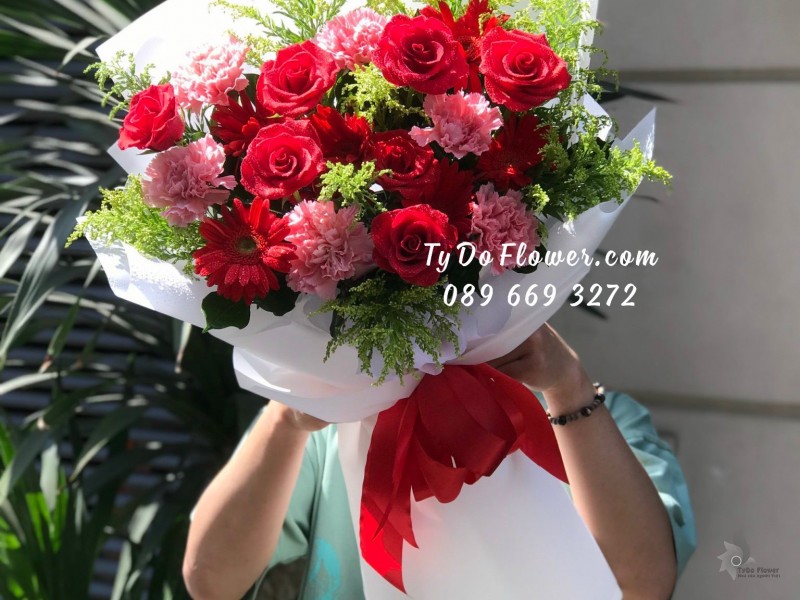 B03241452 BÓ HOA CHÚC MỪNG Thiết Kế Tone Màu Đỏ Hồng, chủ đạo Hoa Hồng Đỏ