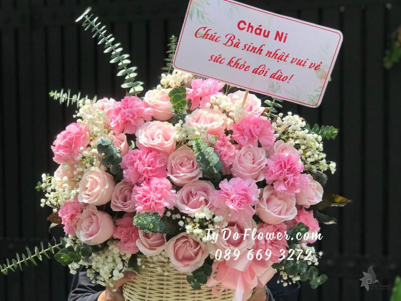 G03241454 GIỎ HOA CHÚC MỪNG SINH NHẬT BÀ thiết kế tone màu hồng, chủ đạo Hoa Hồng Kem Dâu, Hoa Cẩm Chướng Hồng
