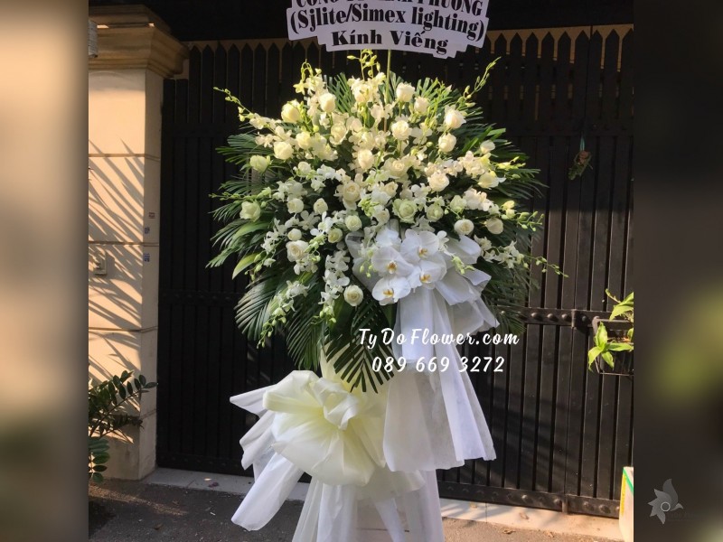 KCB03241448 KỆ HOA TANG LỄ VÒNG HOA CHIA BUỒN Hoa Kính Viếng thiết kế tone màu trắng, điểm nhấn Hoa Lan Hồ Điệp Trắng
