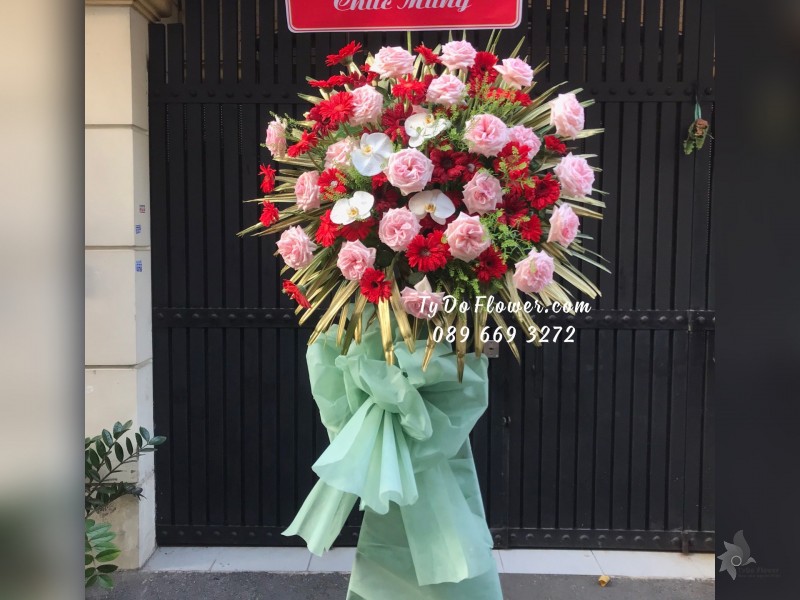 KCM03241450 KỆ HOA CHÚC MỪNG thiết kế tone màu đỏ hồng, chủ đạo hoa hồng Ohara Pink Roses