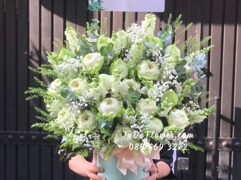 G03241451 GIỎ HOA CHÚC MỪNG SINH NHẬT thiết kế Hoa Sen Trắng