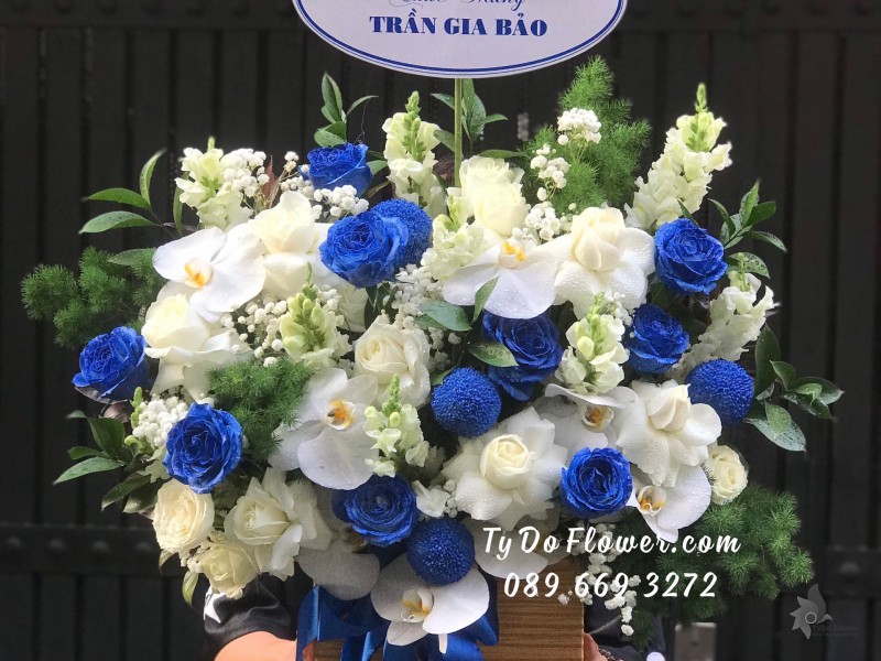 G03241455 GIỎ HOA CHÚC MỪNG SINH NHẬT thiết kế tone màu xanh trắng, chủ đạo hoa hồng xanh trắng, lan hồ điệp trắng