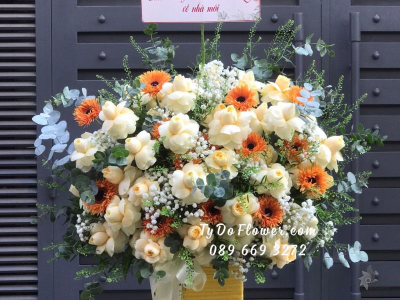 G03241473 GIỎ HOA CHÚC MỪNG TÂN GIA thiết kế Hoa Hồng Vàng Victor, Đồng Tiền Tua Cam