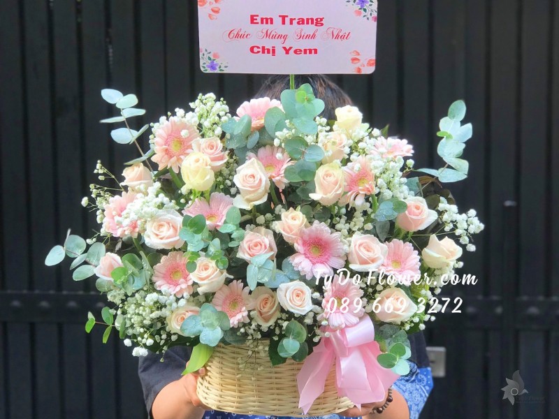 G03241476 GIỎ HOA CHÚC MỪNG SINH NHẬT thiết kế tone màu hồng, chủ đạo Hoa Hồng Kem