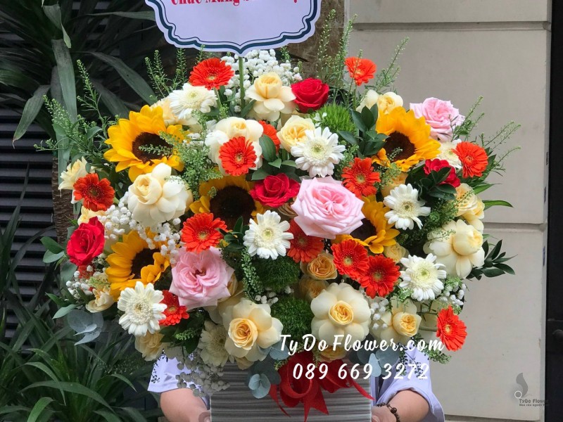 G03241477 GIỎ HOA CHÚC MỪNG SINH NHẬT thiết kế tone màu đa sắc