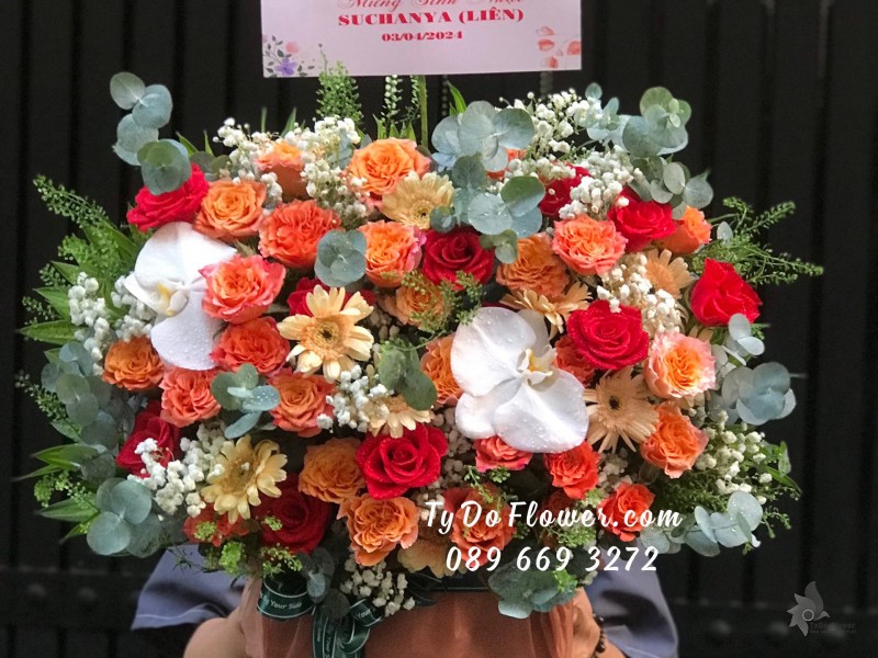 G04241478 GIỎ HOA CHÚC MỪNG SINH NHẬT thiết kế tone màu đỏ cam, chủ đạo hoa hồng Cam Spirit Roses