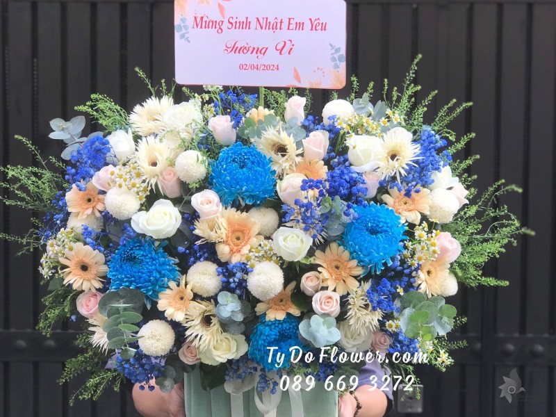 G04241479 GIỎ HOA CHÚC MỪNG SINH NHẬT thiết kế tone màu trắng xanh, điểm nhấn Hoa Cúc Xanh Dương