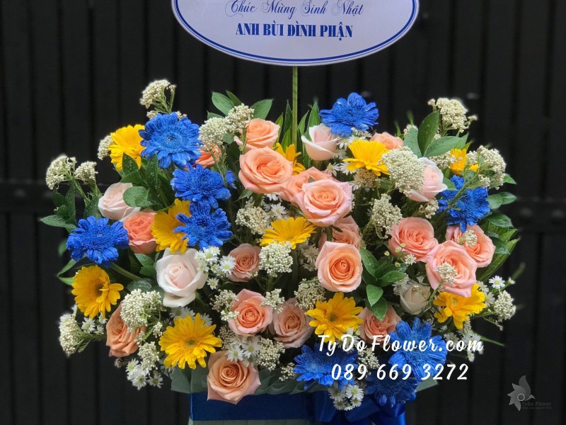 G04241480 GIỎ HOA CHÚC MỪNG SINH NHẬT thiết kế tone màu vàng xanh, chủ đạo Hoa Hồng Cam Carrot