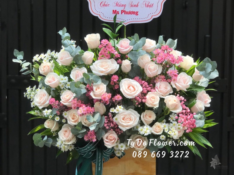 G04241481 GIỎ HOA CHÚC MỪNG SINH NHẬT thiết kế Hoa Hồng Kem