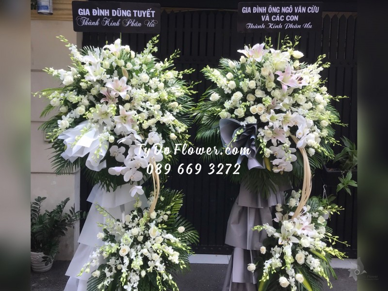 KCB04241486 KỆ HOA TANG LỄ VÒNG HOA CHIA BUỒN Hoa Thành Kính Phân Ưu thiết kế tone màu trắng, điểm nhấn Hoa Lan Hồ Điệp