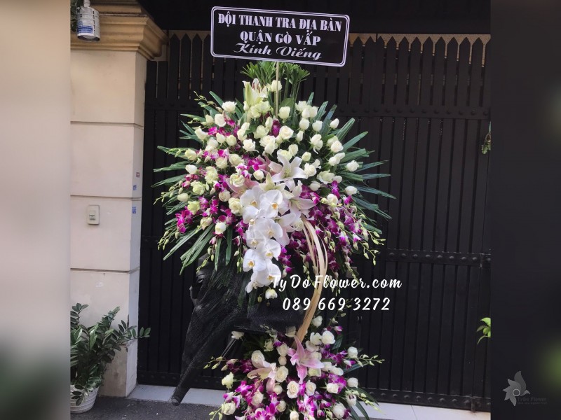 KCB04241487 KỆ HOA TANG LỄ VÒNG HOA CHIA BUỒN Hoa Kính Viếng thiết kế tone màu trắng tím, điểm nhấn Hoa Lan Hồ Điệp