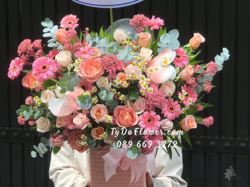 G04241489 GIỎ HOA CHÚC MỪNG SINH NHẬT thiết kế tone màu hồng cam