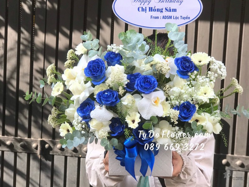 G04241491 GIỎ HOA CHÚC MỪNG SINH NHẬT thiết kế tone màu trắng xanh dương