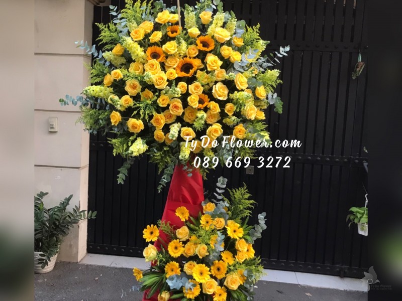 KCM04241493 KỆ HOA CHÚC MỪNG thiết kế tone màu vàng, chủ đạo hoa hồng vàng