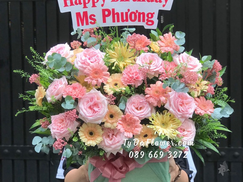 G04241497 GIỎ HOA CHÚC MỪNG SINH NHẬT thiết kế tone màu Pastel